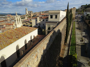 Itinerari de la Muralla. La torre i el portal dels Socors