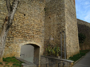 Itinerari de la Muralla. La torre i el portal dels Socors