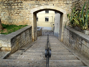 Itinerari de la Muralla. La torre i el portal dels Socors