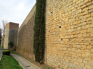 Itinerari de la Muralla. La torre i el portal dels Socors