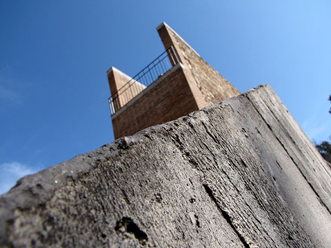 Inici de la muralla des del Jardí de la Infància. En primer terme, el refugi antiaeri