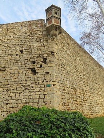 Muralla i garita als jardins de les Pedreres