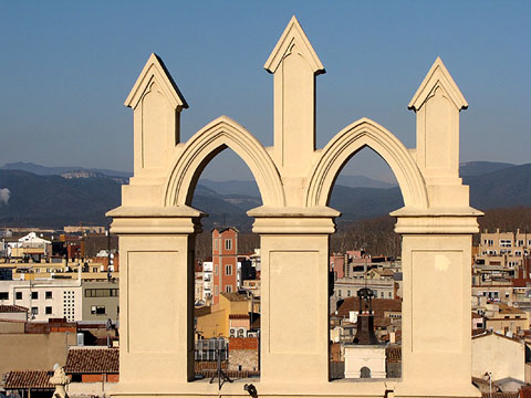 Espadanya del centre Maria Gay. A través de l'ull esquerra, s'observa la torre de les AigÜes, i del dret, el campanar de l'Ajuntament