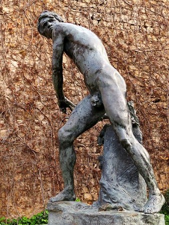 Monument Contra l'invasor, situat als jardins de l'inici de la muralla al Jardí de la Infància