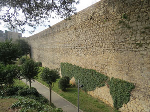 Itinerari de la Muralla. Des de la torre de Sant Domènec a la del Llamp