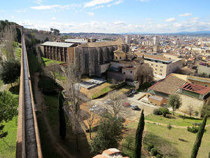 Itinerari de la Muralla. Des de la torre de Sant Domènec a la del Llamp