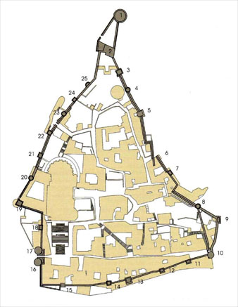 Planta actual de la Força Vella amb la numeració de les torres conegudes de la muralla carolingia. Amb el 3 s'indica la Torre del Telègraf