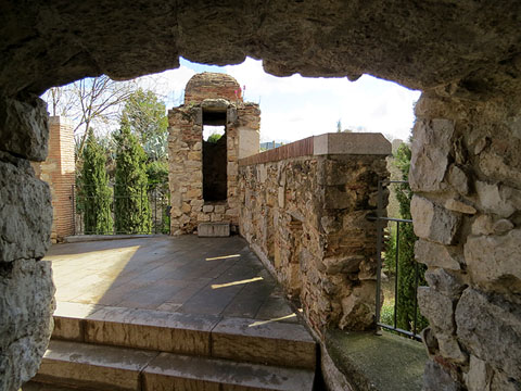 Interior de la torre del Llamp o del Telègraf. Vista cap a Torre Gironella