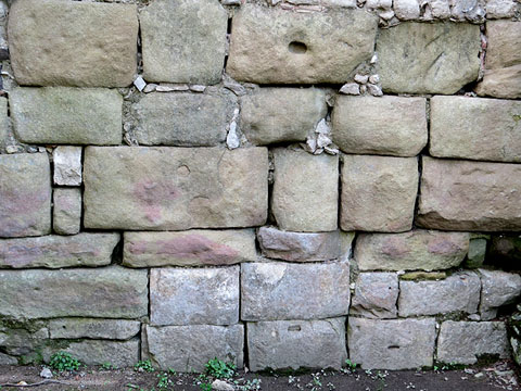 Aspecte actual del basament i primeres fileres de carreus de la torre del Llamp