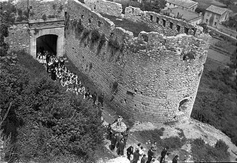 Processó dins els actes organitzats en honor a la Nostra Senyora de Fàtima passant pel Portal de Sant Cristòfol. 11 de juny 1951