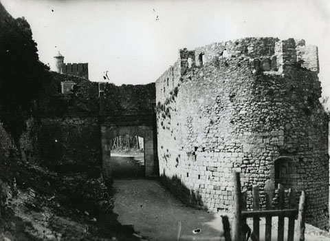 El portal i capella de Sant Cristòfol. Al fons, la torre Magdala dels jardins de la Francesa. 1910-1920