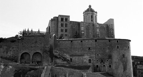 Vista del Passeig Arqueològic, de la Catedral i la torre Cornèlia. També la torre de Carlemany. 1963