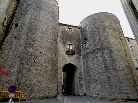 L'impressionant castell de Sobreportes des de la pujada del rei Martí