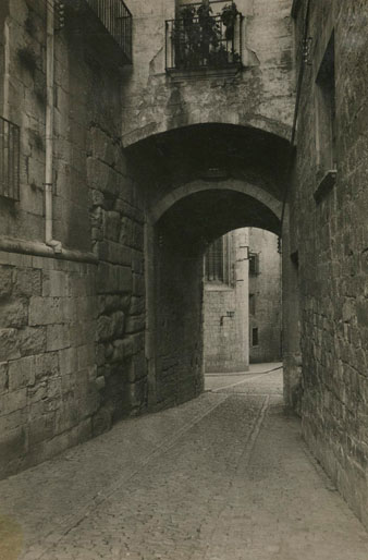 El portal de Sobreportes des de la plaça de la Catedral. 1925-1940