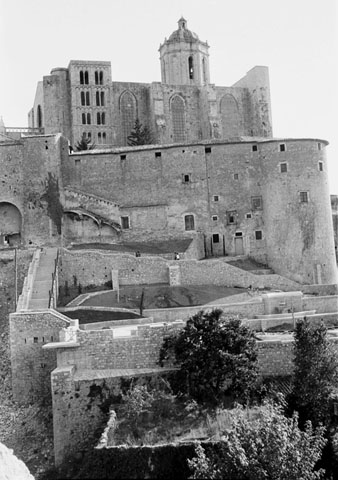 Vista del Passeig Arqueològic, de la Catedral i les torres Júlia i Cornèlia. També la torre de Carlemany. 1963