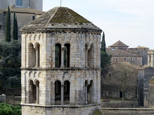 Itinerari de la Muralla. Des del monestir de Sant Pere de Galligants fins a la plaça de Sant Pere