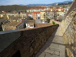 Itinerari de la Muralla. Des del monestir de Sant Pere de Galligants fins a la plaça de Sant Pere