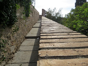 Itinerari de la Muralla. Des del monestir de Sant Pere de Galligants fins a la plaça de Sant Pere