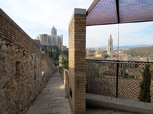 Itinerari de la Muralla. Des del monestir de Sant Pere de Galligants fins a la plaça de Sant Pere