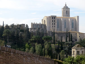 Itinerari de la Muralla. Des del monestir de Sant Pere de Galligants fins a la plaça de Sant Pere