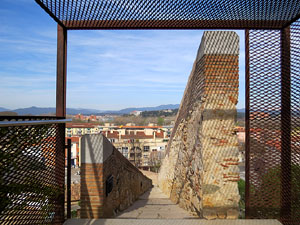 Itinerari de la Muralla. Des del monestir de Sant Pere de Galligants fins a la plaça de Sant Pere