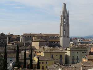 Itinerari de la Muralla. Des del monestir de Sant Pere de Galligants fins a la plaça de Sant Pere