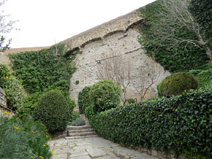 Itinerari de la Muralla. Des del monestir de Sant Pere de Galligants fins a la plaça de Sant Pere