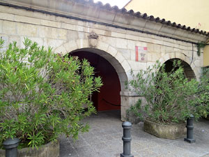 Itinerari de la Muralla. Des del monestir de Sant Pere de Galligants fins a la plaça de Sant Pere