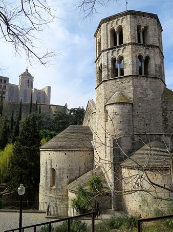 Campanar de Sant Pere de Galligants i la Catedral des de la muralla de Santa Llúcia - jardins de John Lennon