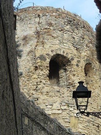 Detall de la torre Vescomtal, o de Cabrera-Requesens, al carrer de l'Escola Pia