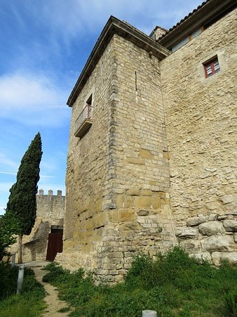 Torre quadrangular de basament romà a la muralla del pati de les Àligues