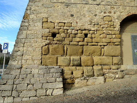 La porta Rufina. S'hi observen carreus sorrencs de les estructures baix-imperials