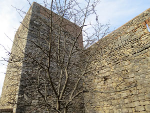 Itinerari de la Muralla. La torre i el portal dels Socors