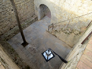 Itinerari de la Muralla. La torre i el portal dels Socors
