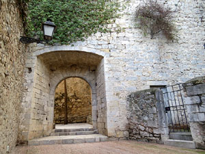 Itinerari de la Muralla. La torre i el portal dels Socors