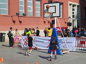 IV Jornada de l'Esport Femení 2016 a la plaça Salvador Espriu, la de Francesc Calvet i Rubalcaba, i el riu Onyar