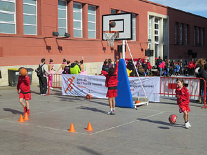 IV Jornada de l'Esport Femení 2016 a la plaça Salvador Espriu, la de Francesc Calvet i Rubalcaba, i el riu Onyar