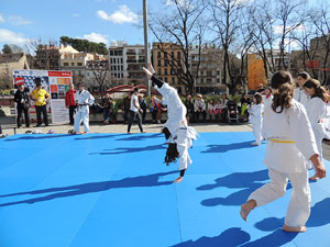 IV Jornada de l'Esport Femení 2016 a la plaça Salvador Espriu, la de Francesc Calvet i Rubalcaba, i el riu Onyar