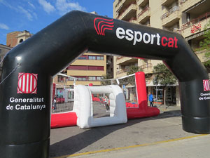 IV Jornada de l'Esport Femení 2016 a la plaça Salvador Espriu, la de Francesc Calvet i Rubalcaba, i el riu Onyar