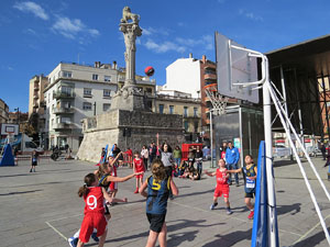 IV Jornada de l'Esport Femení 2016 a la plaça Salvador Espriu, la de Francesc Calvet i Rubalcaba, i el riu Onyar