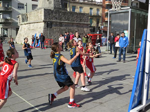 IV Jornada de l'Esport Femení 2016 a la plaça Salvador Espriu, la de Francesc Calvet i Rubalcaba, i el riu Onyar