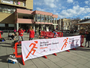 IV Jornada de l'Esport Femení 2016 a la plaça Salvador Espriu, la de Francesc Calvet i Rubalcaba, i el riu Onyar