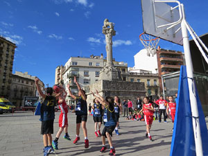 IV Jornada de l'Esport Femení 2016 a la plaça Salvador Espriu, la de Francesc Calvet i Rubalcaba, i el riu Onyar