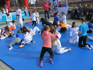IV Jornada de l'Esport Femení 2016 a la plaça Salvador Espriu, la de Francesc Calvet i Rubalcaba, i el riu Onyar