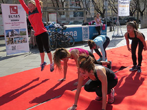 IV Jornada de l'Esport Femení 2016 a la plaça Salvador Espriu, la de Francesc Calvet i Rubalcaba, i el riu Onyar