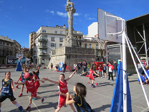IV Jornada de l'Esport Femení 2016 a la plaça Salvador Espriu, la de Francesc Calvet i Rubalcaba, i el riu Onyar
