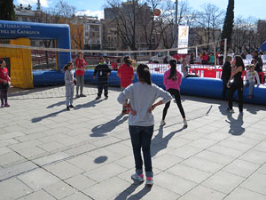IV Jornada de l'Esport Femení 2016 a la plaça Salvador Espriu, la de Francesc Calvet i Rubalcaba, i el riu Onyar
