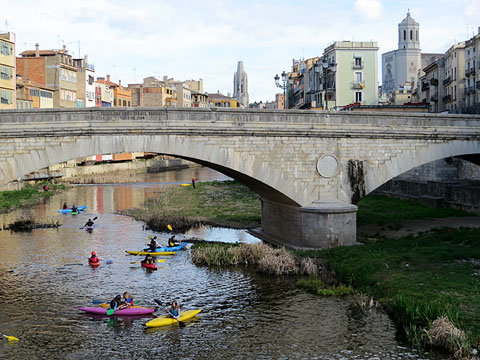 Piragüisme al riu Onyar, sota el pont de Pedra