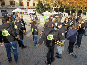 Nadal 2015 a Girona. 8&egrave; Mercat de la Volta Art Km 0. Cercavila musical amb Girona Marxing Band