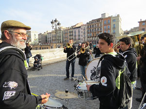Nadal 2015 a Girona. 8&egrave; Mercat de la Volta Art Km 0. Cercavila musical amb Girona Marxing Band
